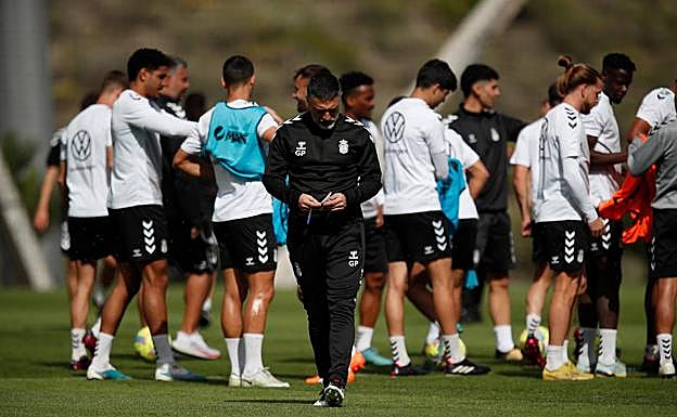 García Pimienta, pensativo durante un entremamiento. 