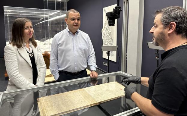El alcalde, Pedro Rodríguez, y la concejala de Cultura, Sibisse Sosa, junto al técnico del Archivo Histórico.