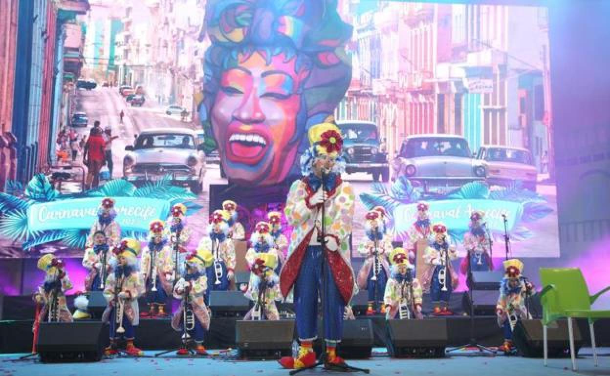 Momento del certamen, con Los Chau Chau. 