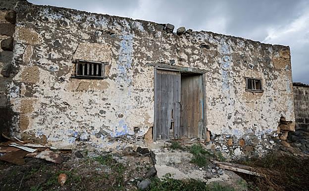 Fachada de la casa solariega que forma parte de la finca y que Bentejuí Motas pretende arreglar como residencia propia. 