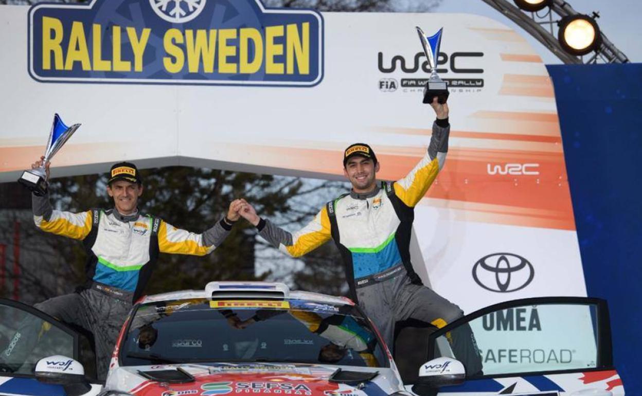 Rogelio Peñatey Diego Domínguez, orgullosos y felices en el podio de Suecia. 