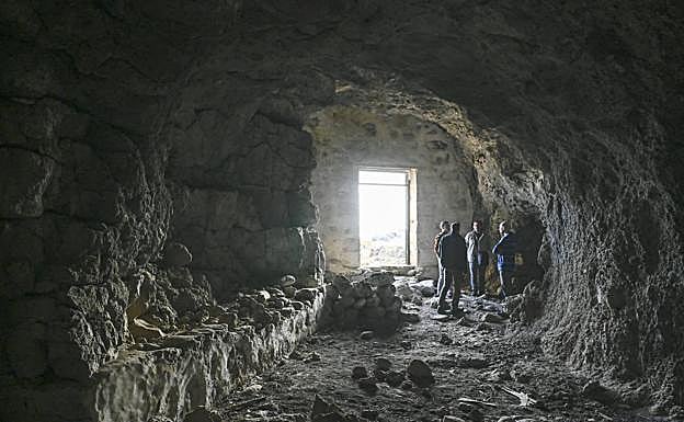 Vista desde el interior de la cueva de mayores dimensiones.
