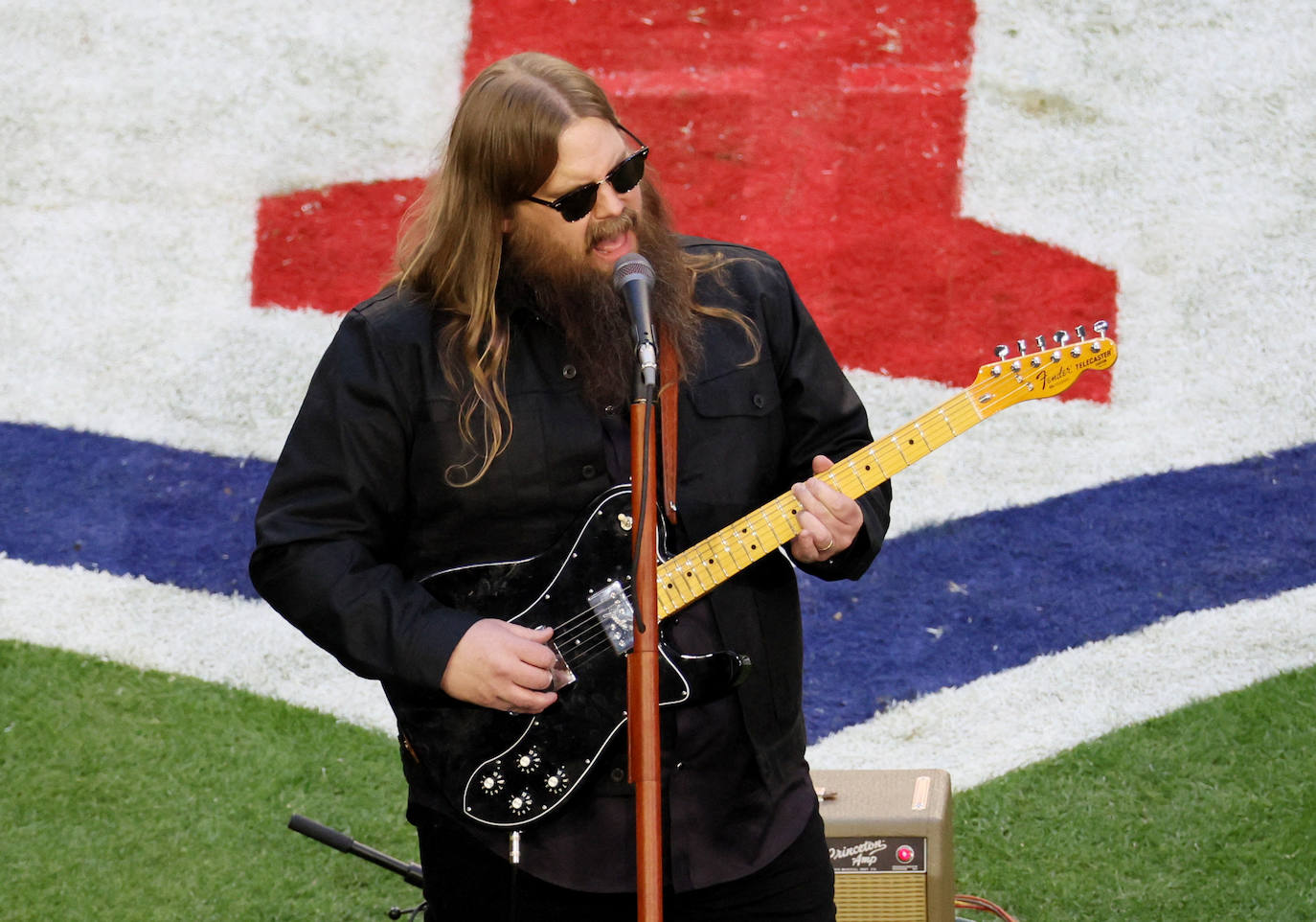 Chris Stapleton interpreta el himno nacional de Estados Unidos antes del partido entre los Philadelphia Eagles y los Kansas City Chiefs.