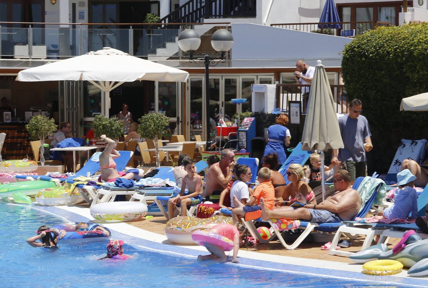 Imagen de turistas en la piscina de un complejo en Playa Blanca (Lanzarote). 