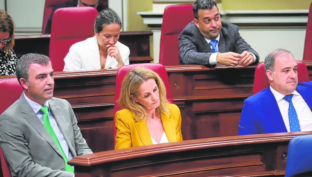 En primera fila, Manuel Domínguez, Luz Reverón y Carlos Ester. 