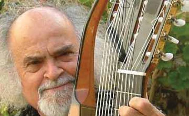 Blas Sánchez rememora su azarosa vida en 'Un canario en París bajo la nieve'