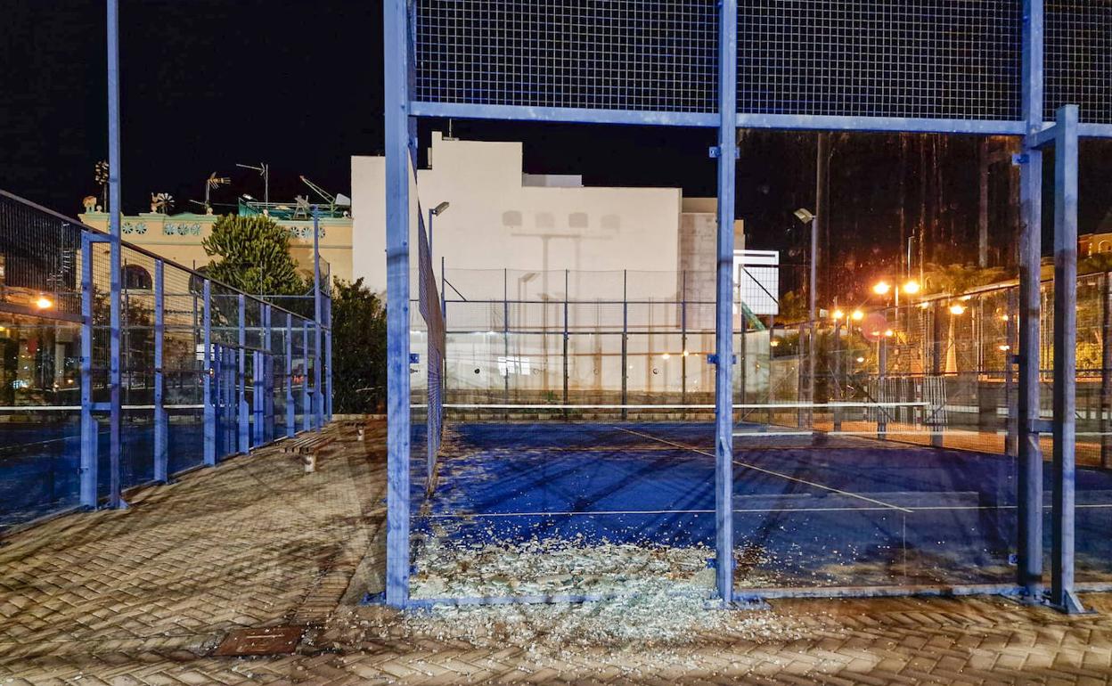 Imagen de la pista de pádel rota por unos vándalos en las instalaciones deportivas de Playa de Mogán. 