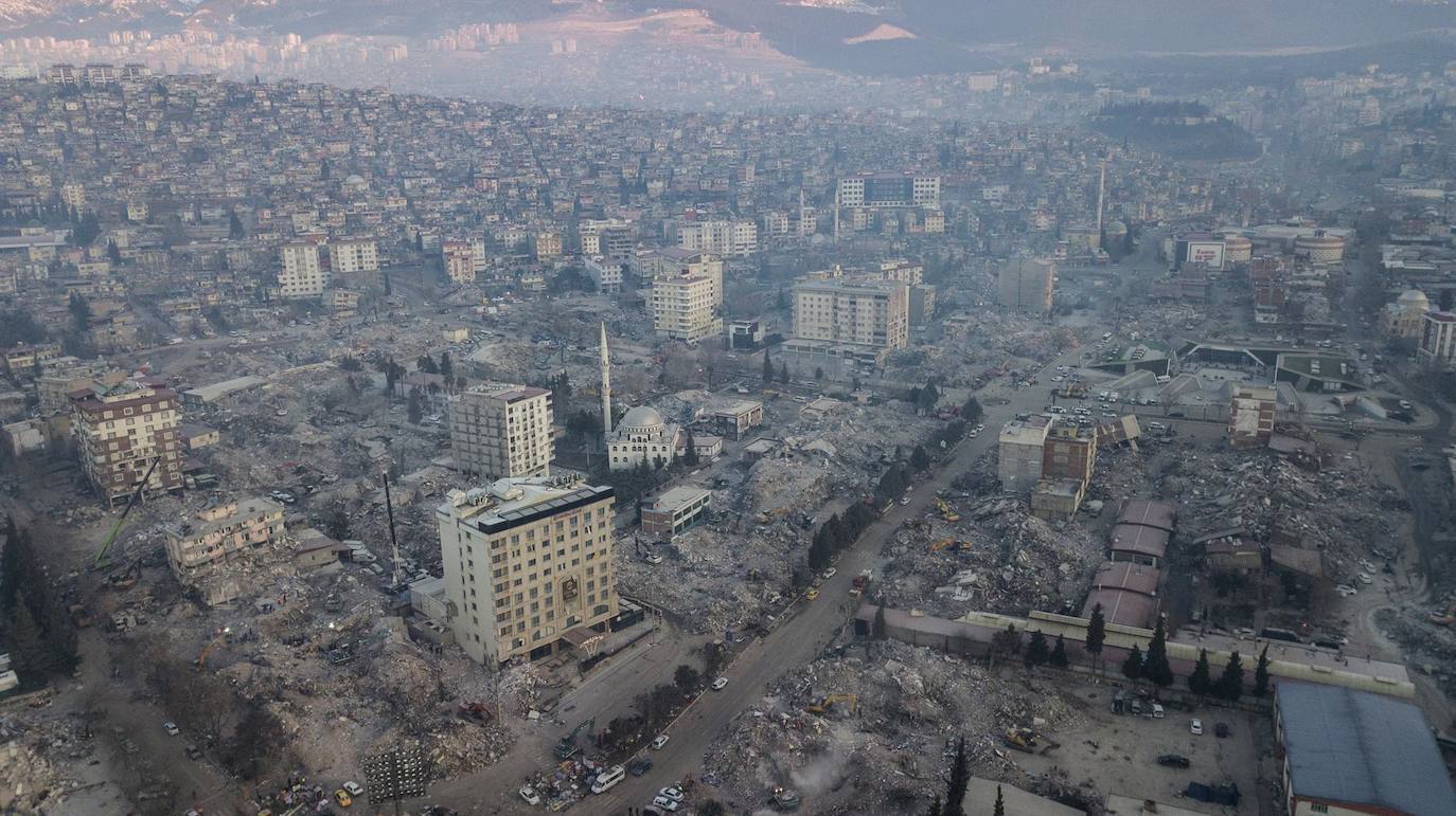 Fotografía tomada con un dron muestra una vista general de una zona con muchos edificios derrumbados tras un fuerte terremoto en Kahramanmaras, Turquía, este lunes. Más de 30.000 personas han muerto y miles más resultaron heridos después de que dos grandes terremotos azotaran el sur de Turquía y el norte de Siria el 6 de febrero. Las autoridades temen que el número de muertos siga aumentando mientras los rescatistas buscan sobrevivientes en las regiones.