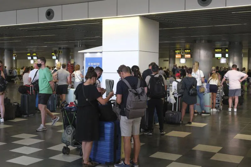 Los aeropuertos canarios tuvieron en enero un 5,7% más de pasajeros que en prepandemia