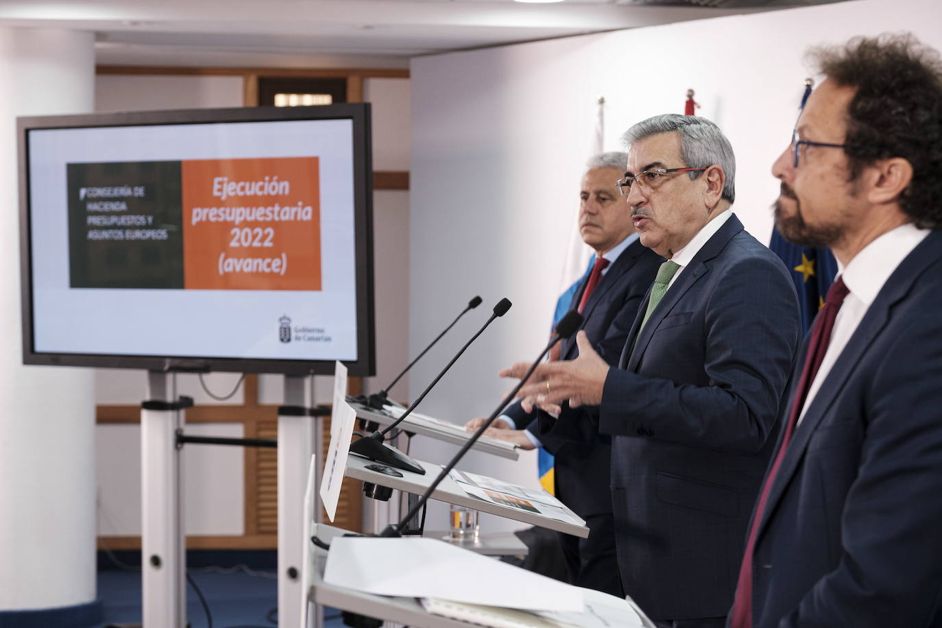Román Rodríguez con su equipo presentado los datos de ejecución presupuestaria.