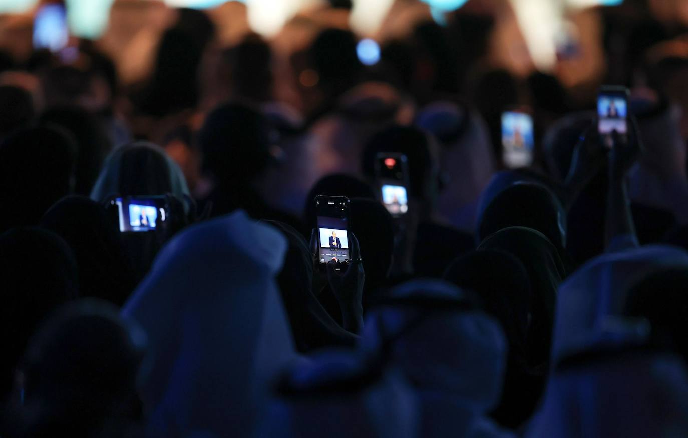 Los asistentes graban el discurso del presidente egipcio Abdel Fattah el-Sisi, invitado de honor de la Cumbre, durante la sesión principal de la Cumbre Mundial de Gobiernos en el emirato del Golfo de Dubái, Estados Unidos Emiratos Árabes.