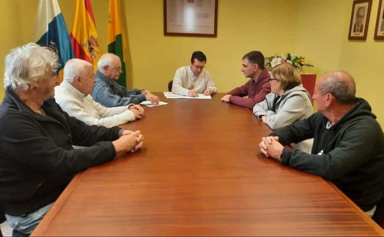 Imagen del acto de firma del convenio entre el Ayuntamiento y la asociación Salsipuedes. 