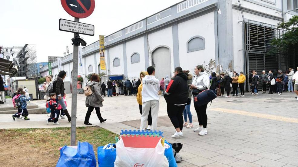 La cola para comprar entradas de la gala drag da la vuelta a la esquina 