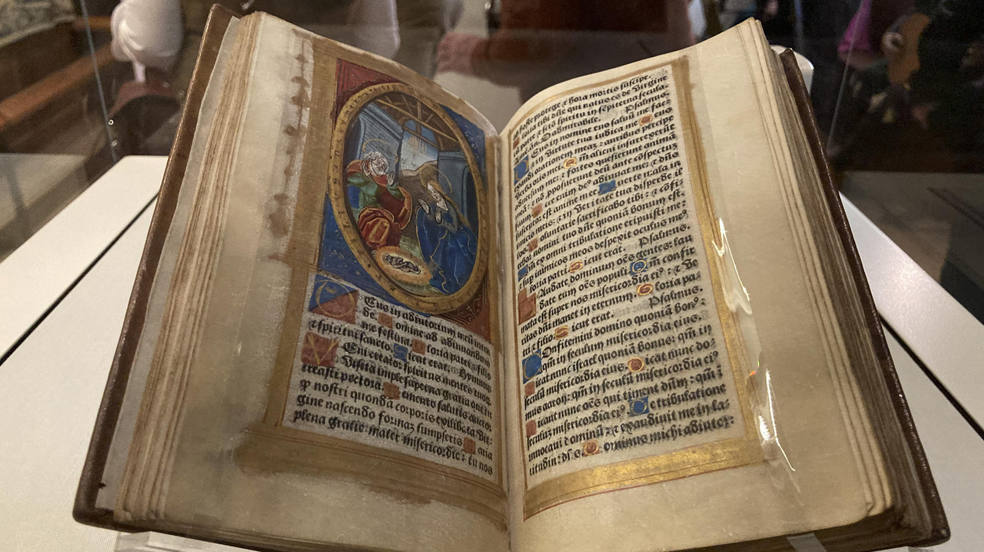 El "libro de horas" que perteneció a Catalina de Aragón, en una vitrina en el castillo de Hever (sureste de Inglaterra) donde Ana Bolena pasó su infancia y vivió antes de casarse con el rey Enrique VIII de Inglaterra. En el citado castillo se exponen, por primera vez en la historia, los dos "libros de horas" que sirvieron a Catalina de Aragón y Ana Bolena, las dos primera esposas de Enrique VIII, para orar y meditar. 