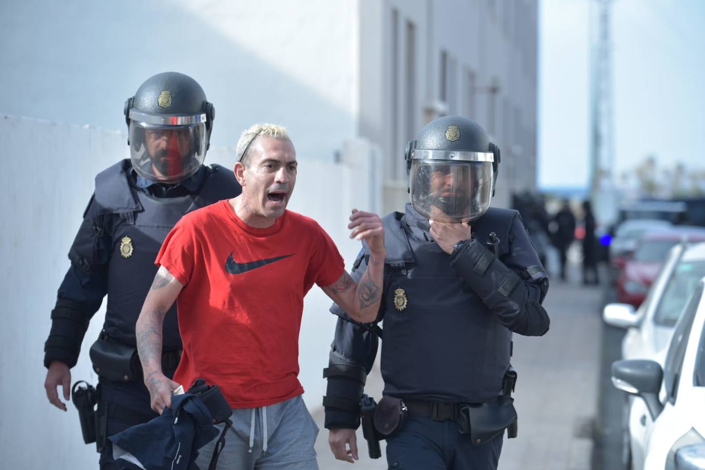 Fotos: Tensión e indignación entre los vecinos en el desalojo de Castillo del Romeral