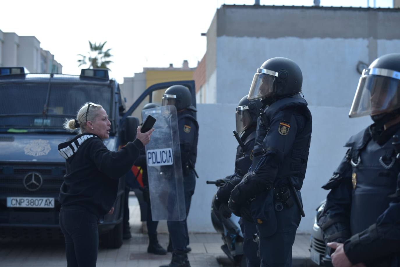 Fotos: Tensión e indignación entre los vecinos en el desalojo de Castillo del Romeral