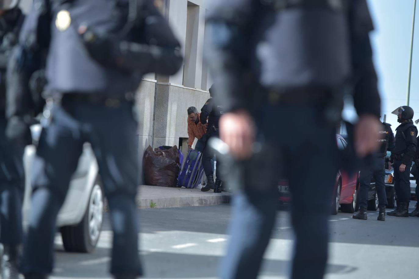 Fotos: Tensión e indignación entre los vecinos en el desalojo de Castillo del Romeral