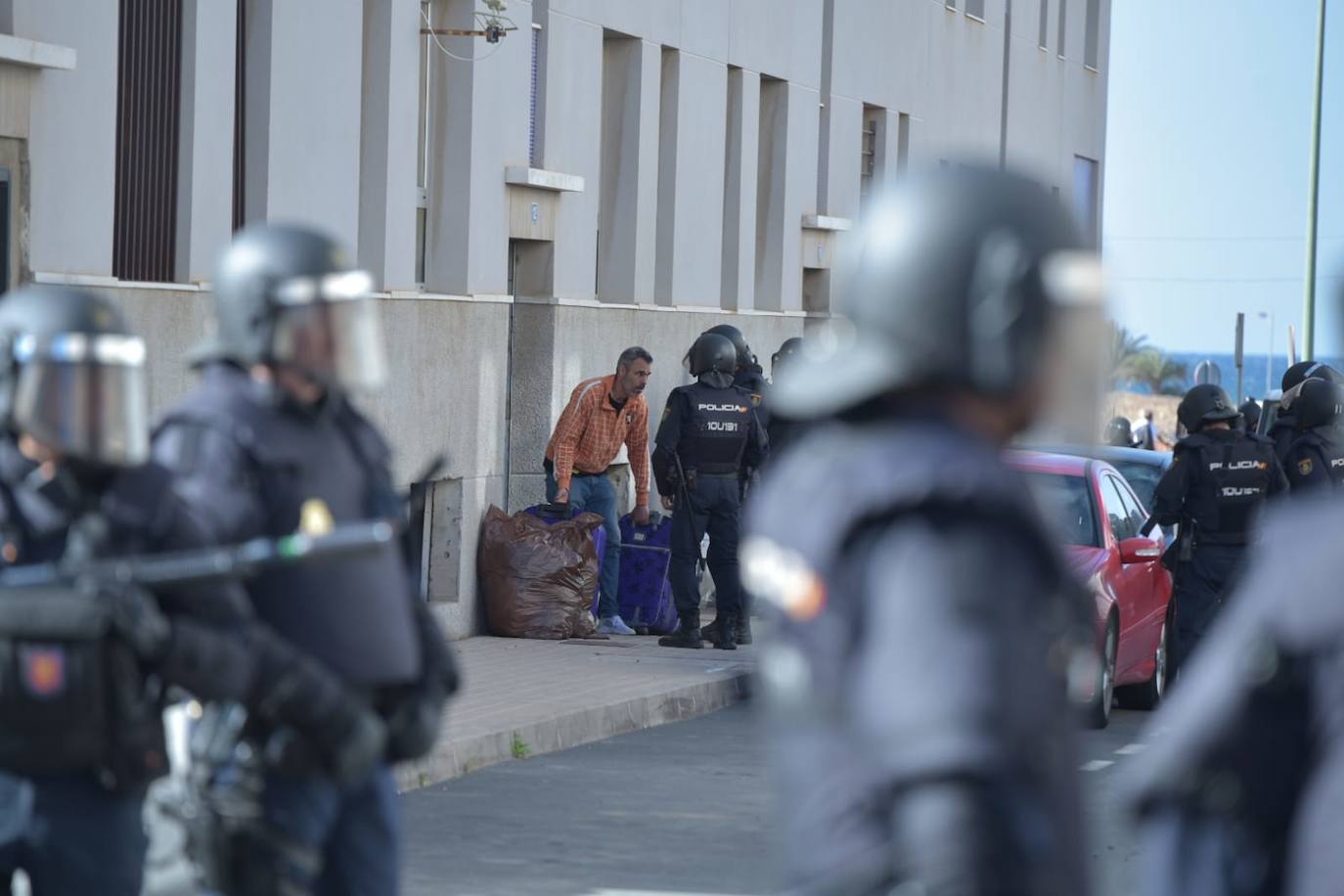 Fotos: Tensión e indignación entre los vecinos en el desalojo de Castillo del Romeral