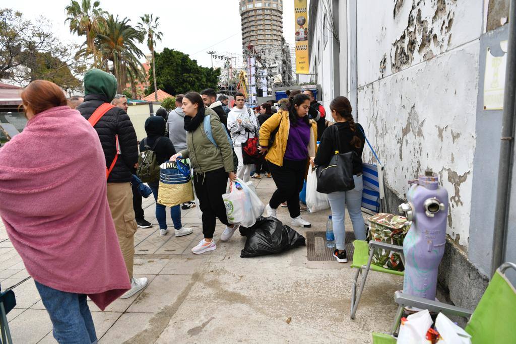 Fotos: La cola para comprar entradas de la gala drag de Las Palmas de Gran Canaria da la vuelta a la esquina