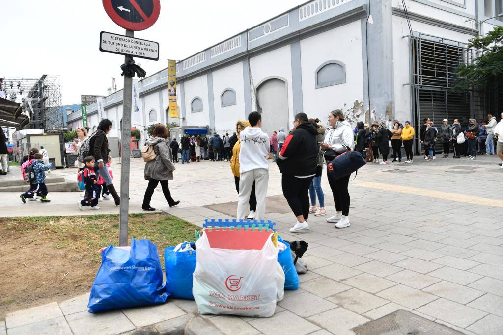Fotos: La cola para comprar entradas de la gala drag de Las Palmas de Gran Canaria da la vuelta a la esquina