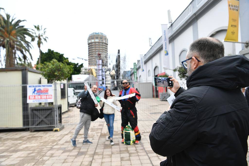 Fotos: La cola para comprar entradas de la gala drag de Las Palmas de Gran Canaria da la vuelta a la esquina