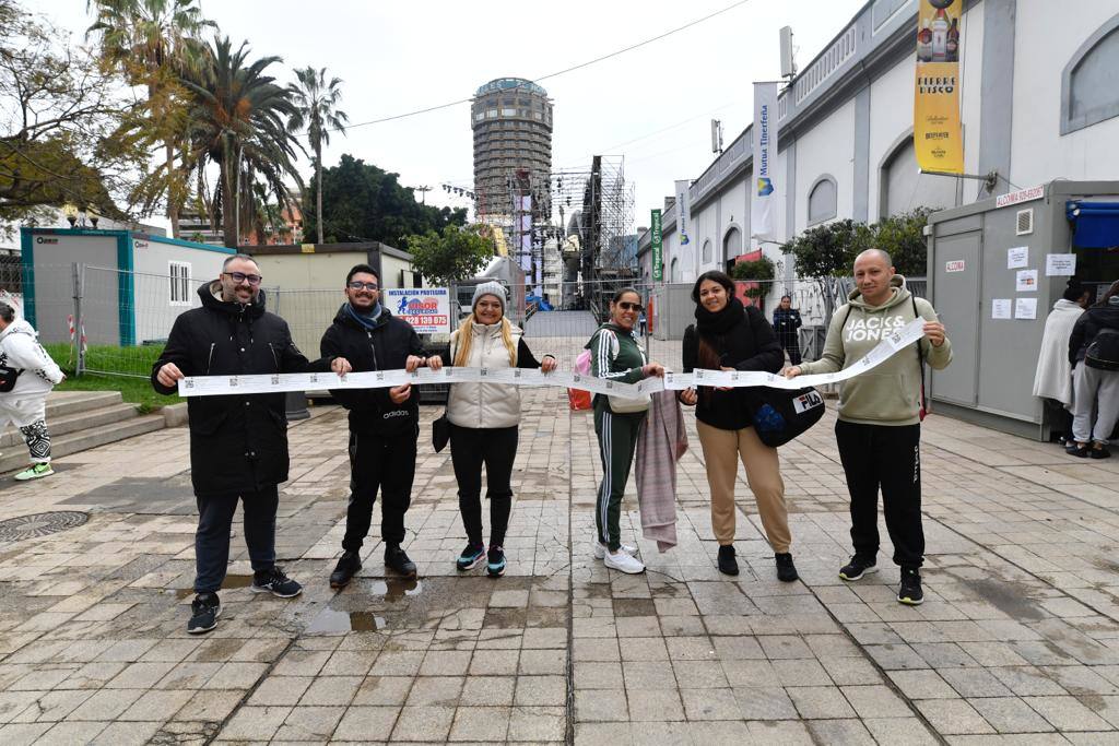 Fotos: La cola para comprar entradas de la gala drag de Las Palmas de Gran Canaria da la vuelta a la esquina