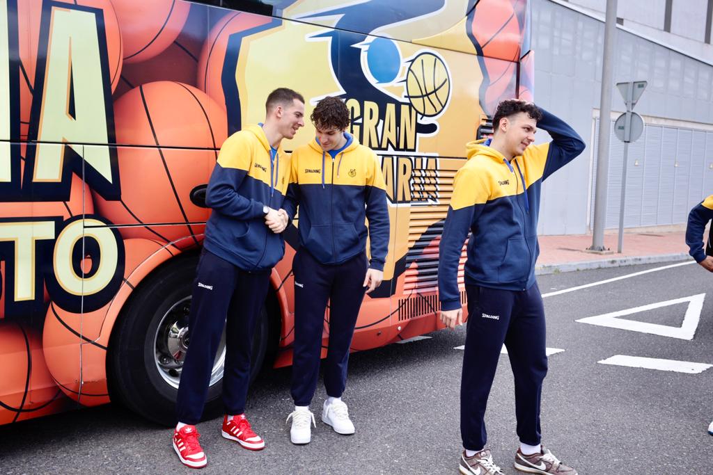 Fotos: El Granca inicia su viaje más ilusionante a la Copa