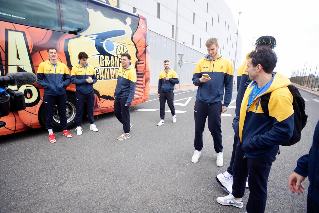 Fotos: El Granca inicia su viaje más ilusionante a la Copa