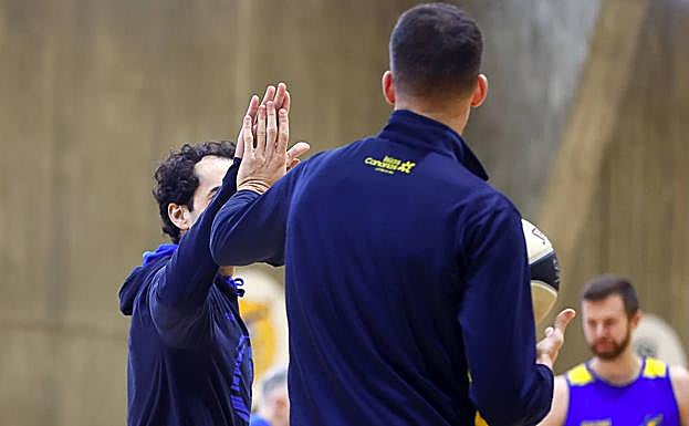 Imagen principal - Imágenes del entrenamiento del Gran Canaria este jueves. 