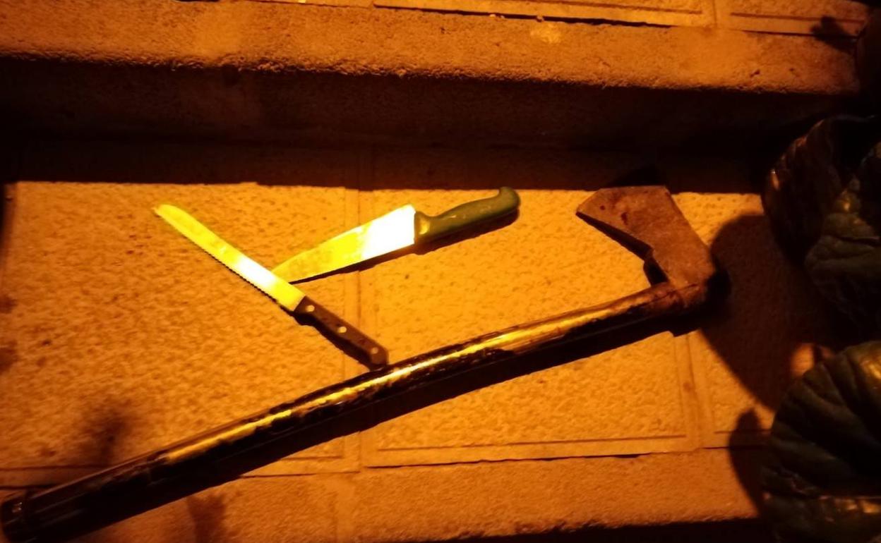Armas con las que el supuesto agresor atacó a los agentes. 