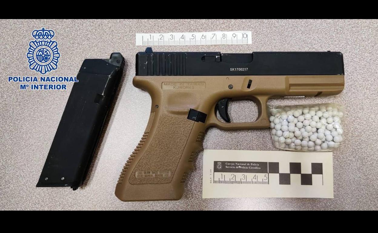 Pistola simulada con la que el detenido se propuso robar. 