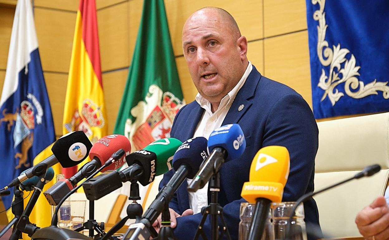 Sergio Lloret, en una rueda de prensa en el Cabildo. 