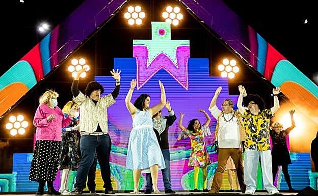 Imagen principal - Imágenes de los participantes en la gala. 