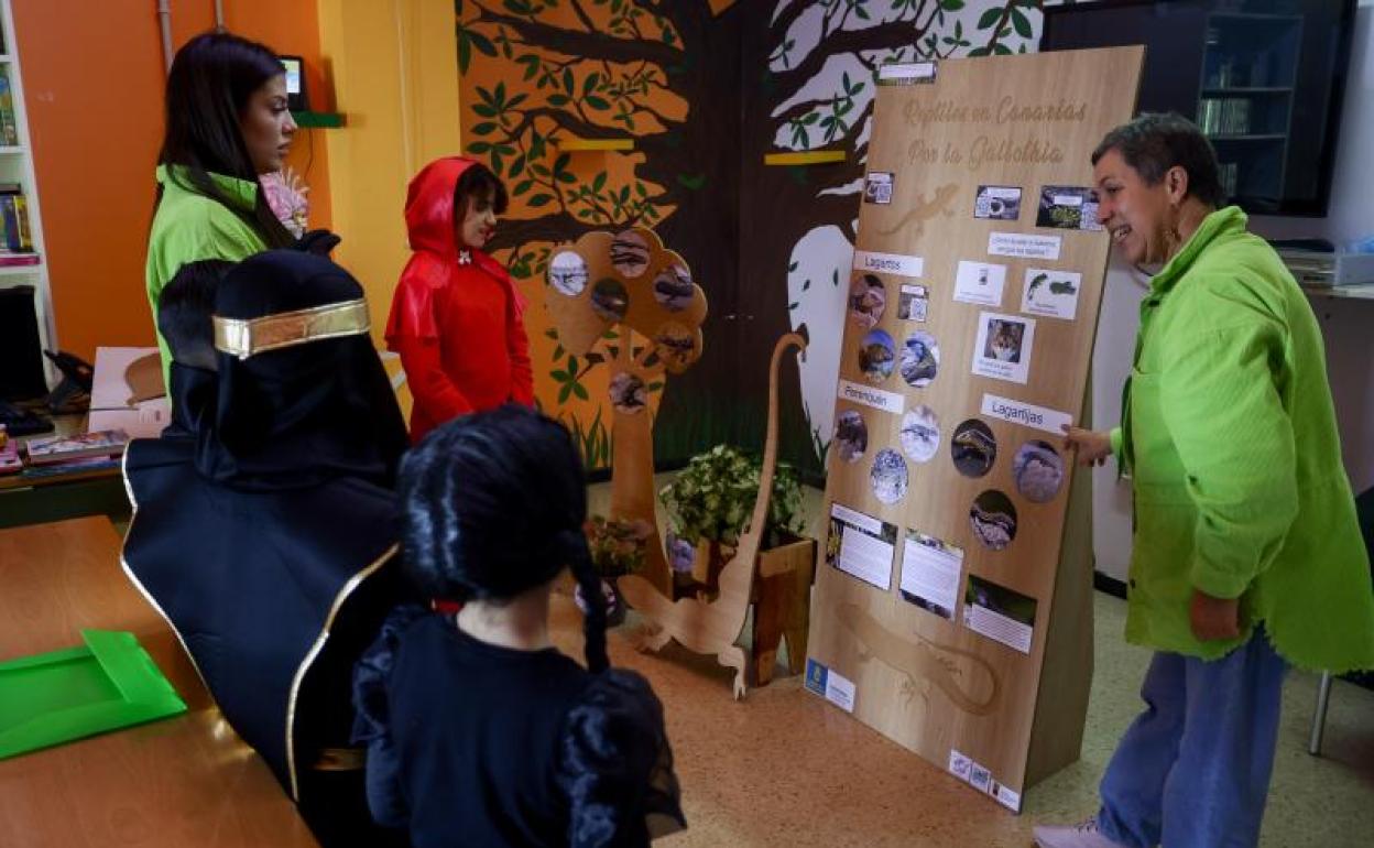 Rita Rodríguez, encargada de dirigir, divulgar e impartir la iniciativa educativa, en el CEIP Trapiche. 