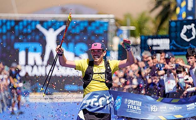 Pau Capell al cruzar la meta en segundo lugar. 