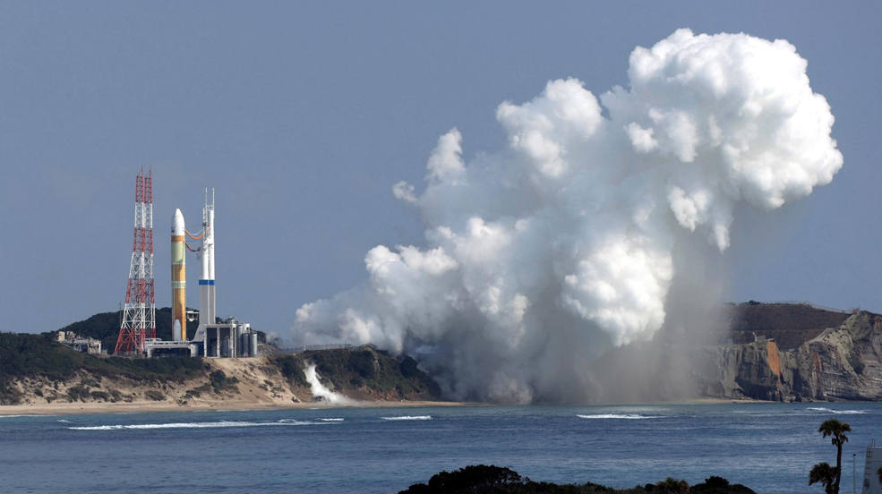 El H3, nuevo cohete insignia de Japón, no pudo realizar el que habría sido su vuelo inaugural después de que sus impulsores complementarios no se encendieran, explicó la Agencia de Exploración Aeroespacial de Japón (JAXA). Desarrollado conjuntamente por la JAXA y Mitsubishi Heavy Industries, el cohete tenía previsto despegar del Centro Espacial Tanegashima, en Kagoshima (suroeste), sin embargo, minutos después de la hora prevista del despegue, sus impulsores (o cohetes aceleradores complementarios) no pudieron realizar la ignición. 