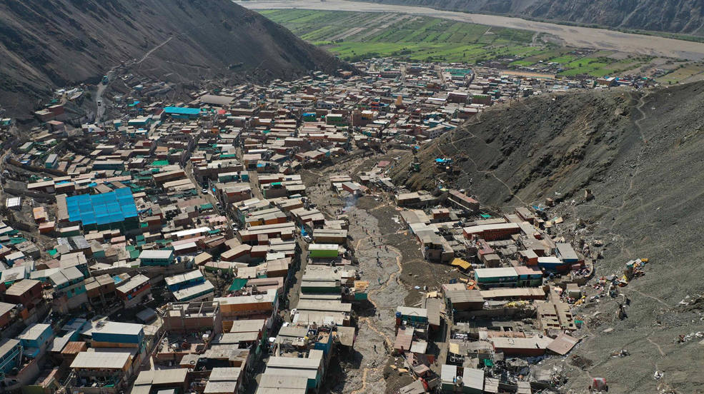 Fotografía que muestra los daños ocasionados por el alud en el pueblo de Secocha, en Arequipa (Perú). Los servicios de rescate de Perú siguen buscando este martes a decenas de desaparecidos tras los aludes que arrasaron diversos puntos del sureño departamento de Arequipa. 