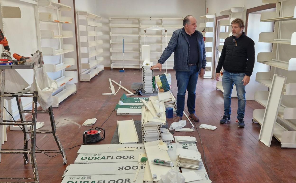 Juan Martel (i) y Jose Naranjo (d) dentro de las remozadas instalaciones de la biblioteca de San Juan. 