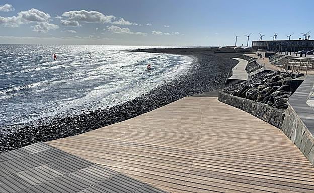 Estado actual de la rampa. Los usuarios piden al Ayuntamiento que coloque césped artificial en el llano en el que desemboca. 