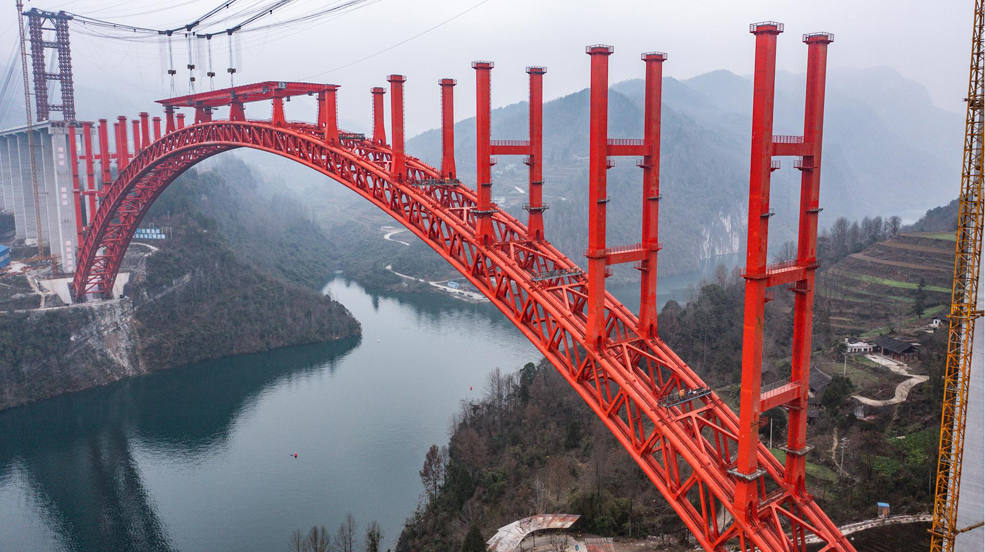 Vista de la construcción del puente de Wujiang que unirá las ciudades de Dejiang y Yuqing al sur de China, 