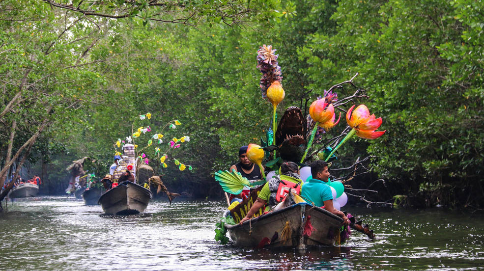Personas pasean en lancha en un manglar del complejo "Cinco Lagunas", en el municipio de Comalcalco, en el estado de Tabasco (México). El deshielo de glaciares por la crisis climática sumergiría hasta al 40 % del territorio de la península de Yucatán, advierte un investigador de la Universidad Juárez Autónoma de Tabasco (UJAT) que, junto a ambientalistas, intenta salvar los vitales manglares del sureste mexicano. 