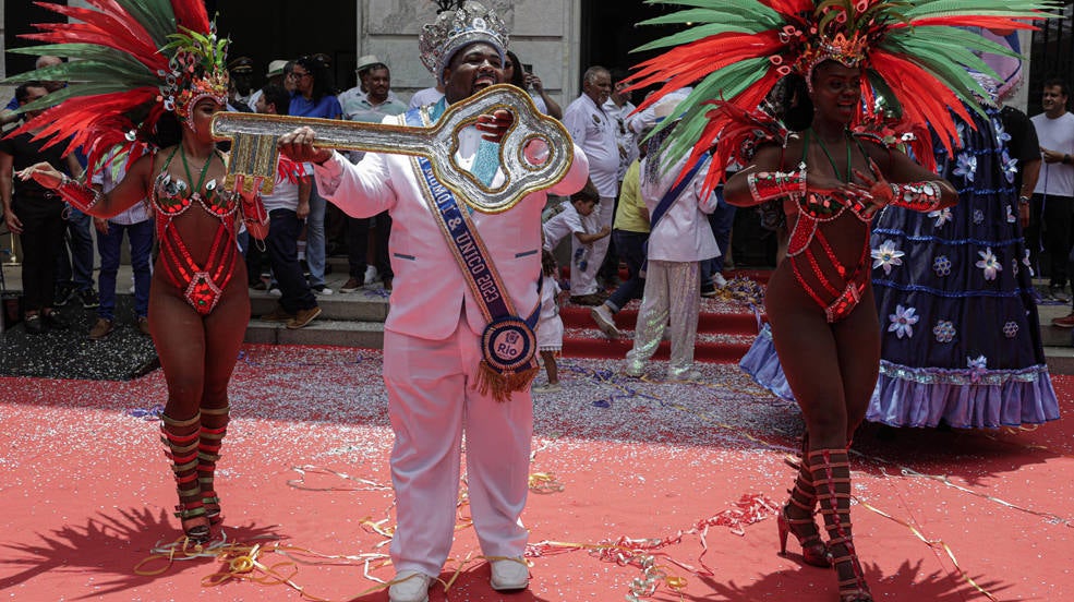 El Rey Momo, acompañado por pasistas de carnaval, posa con la llave de la ciudad, en Río de Janeiro (Brasil). Música, alegría, color y militancia marcaron el comienzo del Carnaval de Río, con decenas de comparas que inundaron las calles de la ciudad, luego de que el Rey Momo declarara oficialmente abierta la fiesta en Brasil. 
