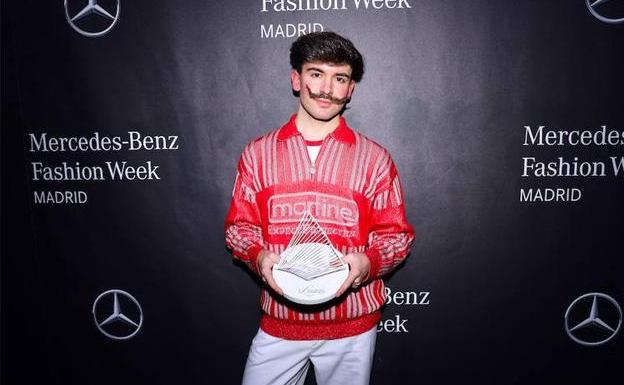 El diseñador Aitor Goikoetxea con el premio Mercedes-Benz Fashion Talent.