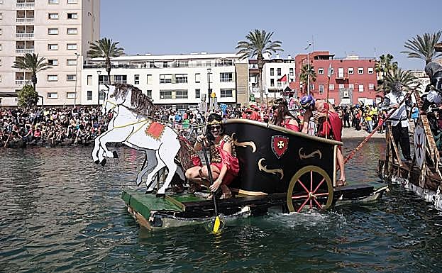 Imagen principal - Algunos de los 42 achipencos de este carnaval. 