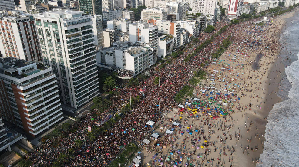 Fotografía aérea con un dron de la comparsa callejera 'Simpatía e quase amor' en la playa de Ipanema en la ciudad de Río de Janeiro (Brasil). Las fiestas de carnaval, que paralizan Brasil durante cinco días y tienen su epicentro en Río de Janeiro, renacen para una edición que debe hacer bailar a unos 46 millones de personas en todo el país. 