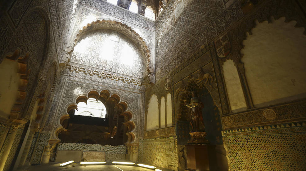Interior de la Capilla Real, una de la más singulares de la Mezquita-Catedral de Córdoba. Esta capilla, casi desconocida para los turistas al ser inaccesible, afronta la recuperación de su decoración, que recuerda a la Alhambra de Granada, dentro de la restauración integral prevista en cuatro fases, desde las cubiertas ya restauradas hasta su frágil suelo. 