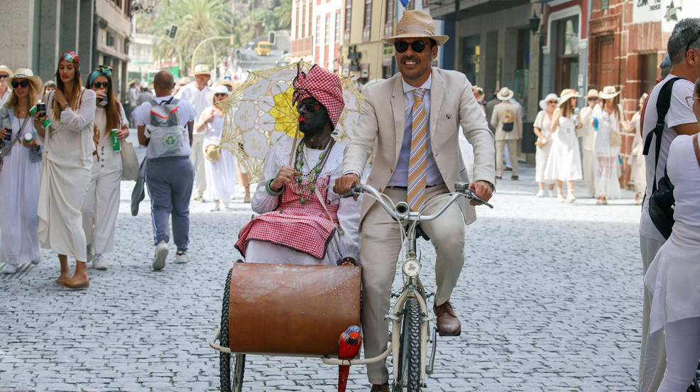 El desembarco de la Negra Tomasa en el puerto de Santa Cruz de La Palma dio este lunes el pistoletazo de salida a la fiesta de Los Indianos, día grande del carnaval palmero, que se basa en la caricaturización de los canarios que emigraron a Las Indias. 