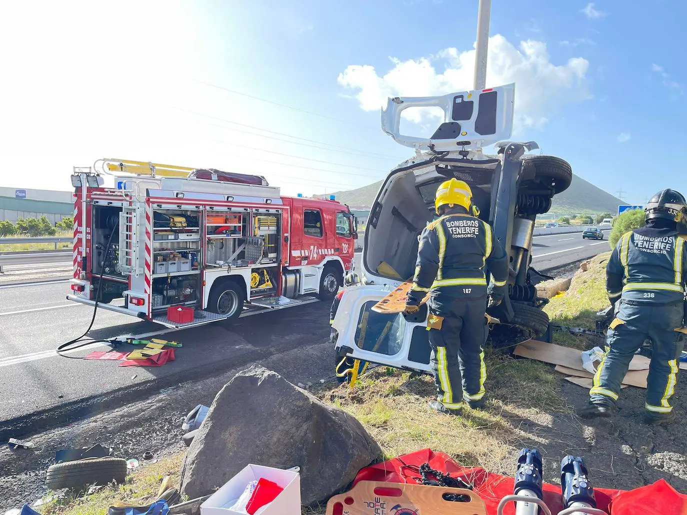 Liberan A Una Mujer Herida Tras Volcar Su Vehículo En Tenerife | Canarias7