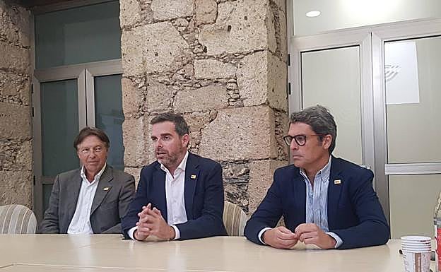 José Mari Ponce, Lucas Bravo de Laguna y Enrique H. Bento, durante la reunión.