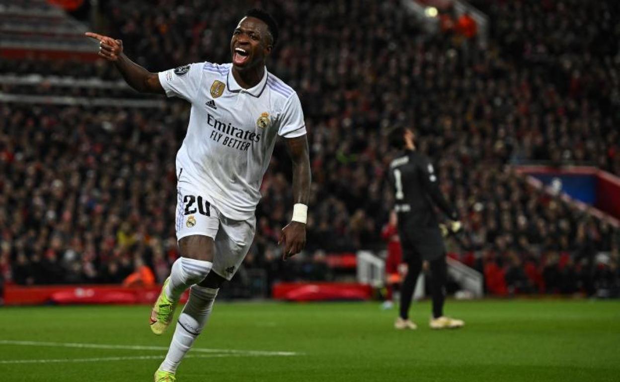 Vinicius celebra el segundo de sus goles al Liverpool.